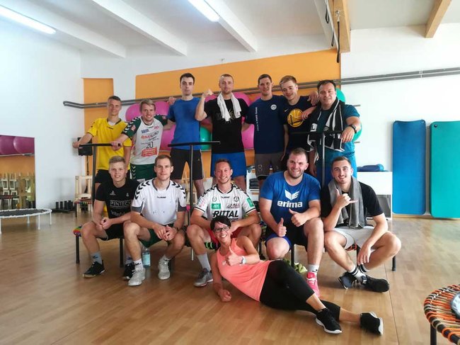 Trampolin-Training mit Pia im MEDI-SPORT-GYM mit den Handballerjungs des TVH, 1. Mannschaft